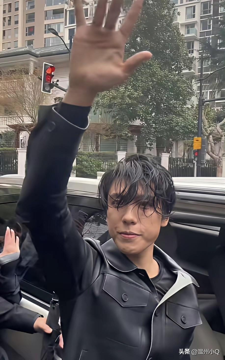 王子异的发不但没剪还不洗头，恕我欣赏不来，这发型看着是真埋汰，真拉垮颜值。