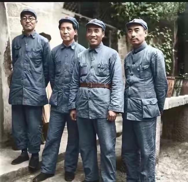 这是四位伟人艰苦岁月的真实样貌，都看看吧，那时候是毛主席的颜值巅峰，无论从哪角度