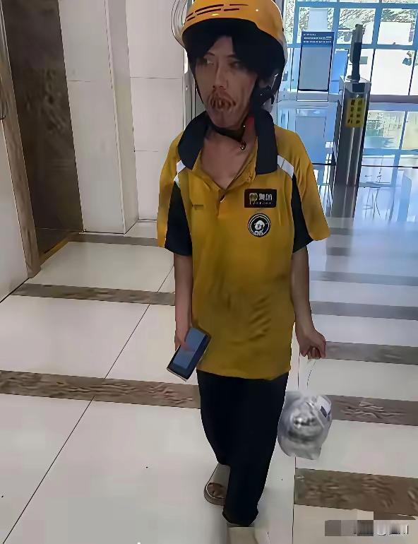 虽然是外卖小哥，但是也得注意一下个人卫生的呀[呲牙]