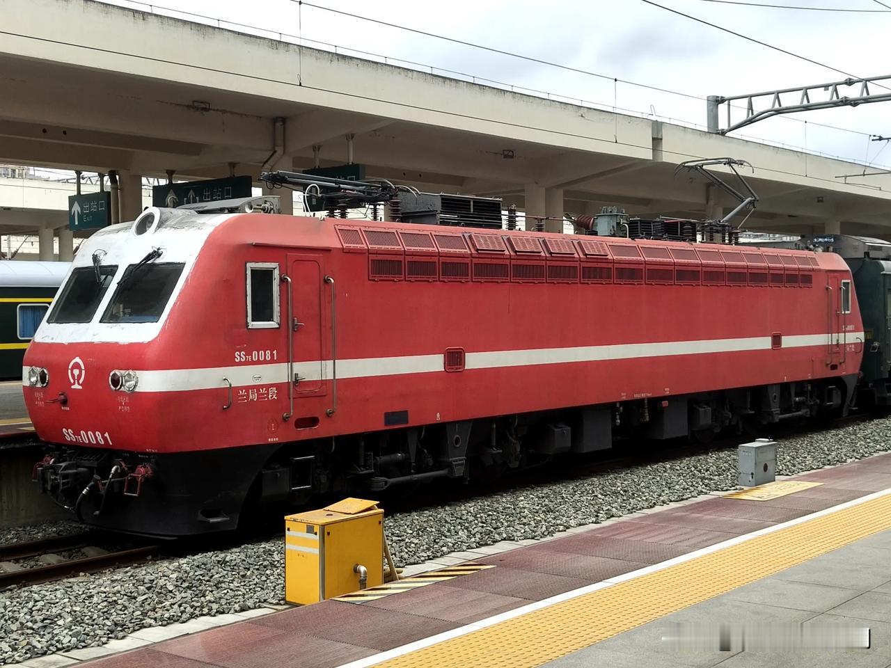 兰局兰段韶山7E型机车交通强国铁路先行 电力机车