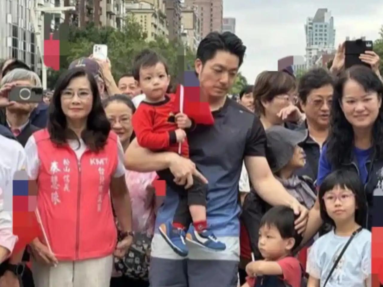蒋万安有三个儿子，但近期参加亲子活动时，只是带着二宝和三宝。

有记者问：大宝怎