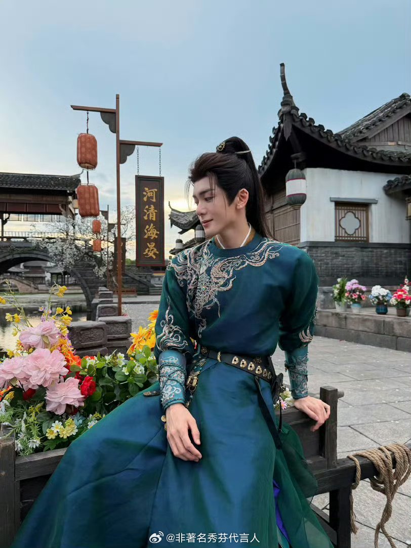 曾舜晞抱孟子义的狗自拍曾舜晞的权威还在不断增加 