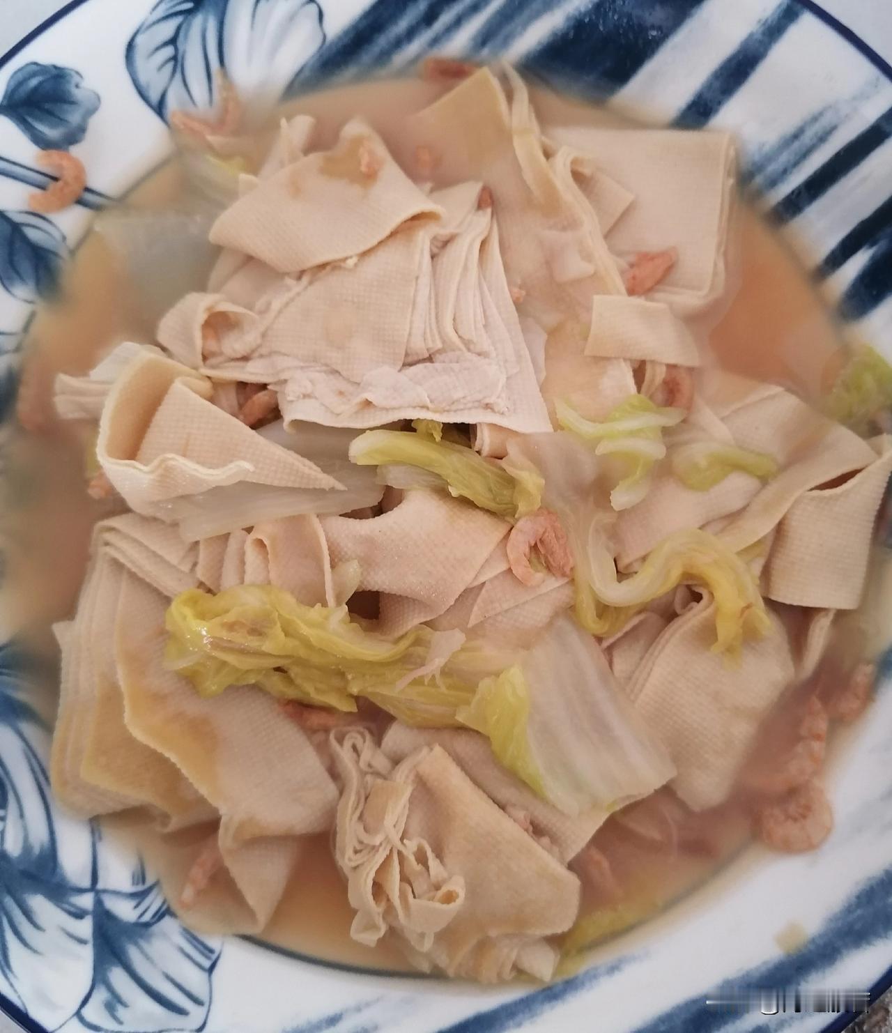 但有些东西，天气热带不了，只有冬天带合适，这次春节前回来，带了家乡的干豆腐皮，味