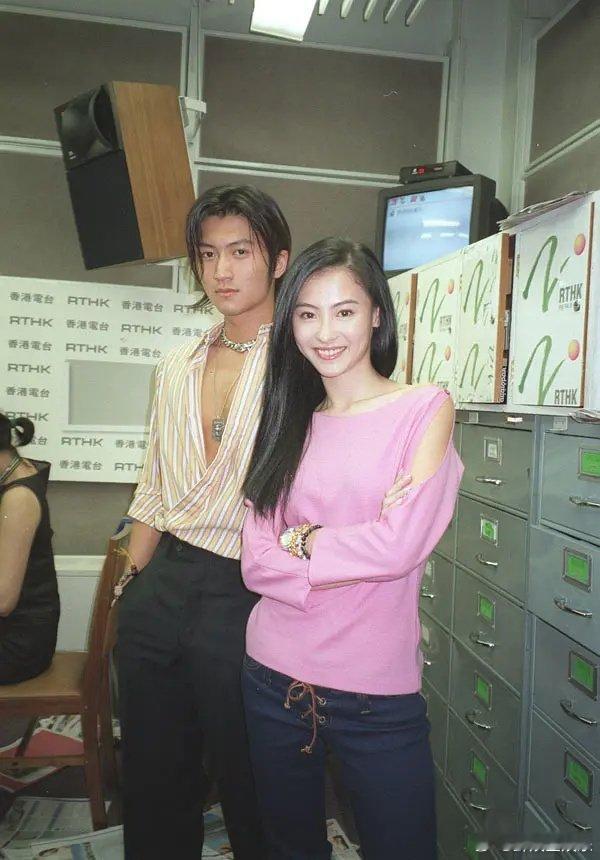 张柏芝带两个儿子逛街张柏芝带娃日常好接地气！跟俩儿子逛吃逛吃，Lucas 声音一