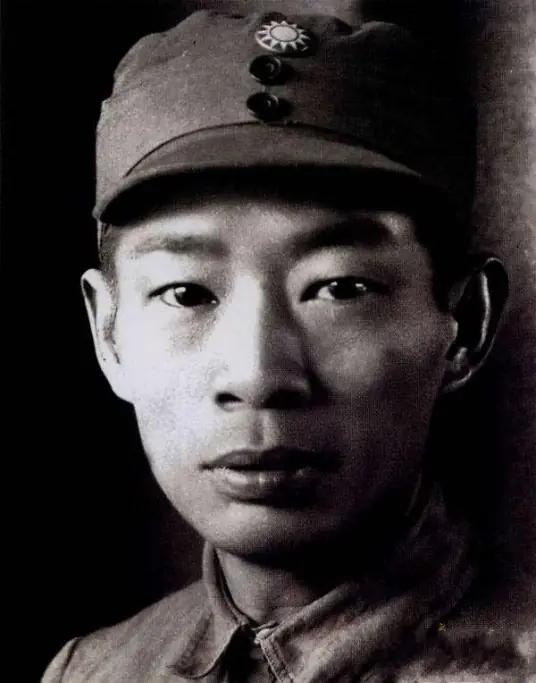 1934年冬，刚带领22师打退敌人多次进攻的师长周子昆浑身是血的躺在地上，整个人