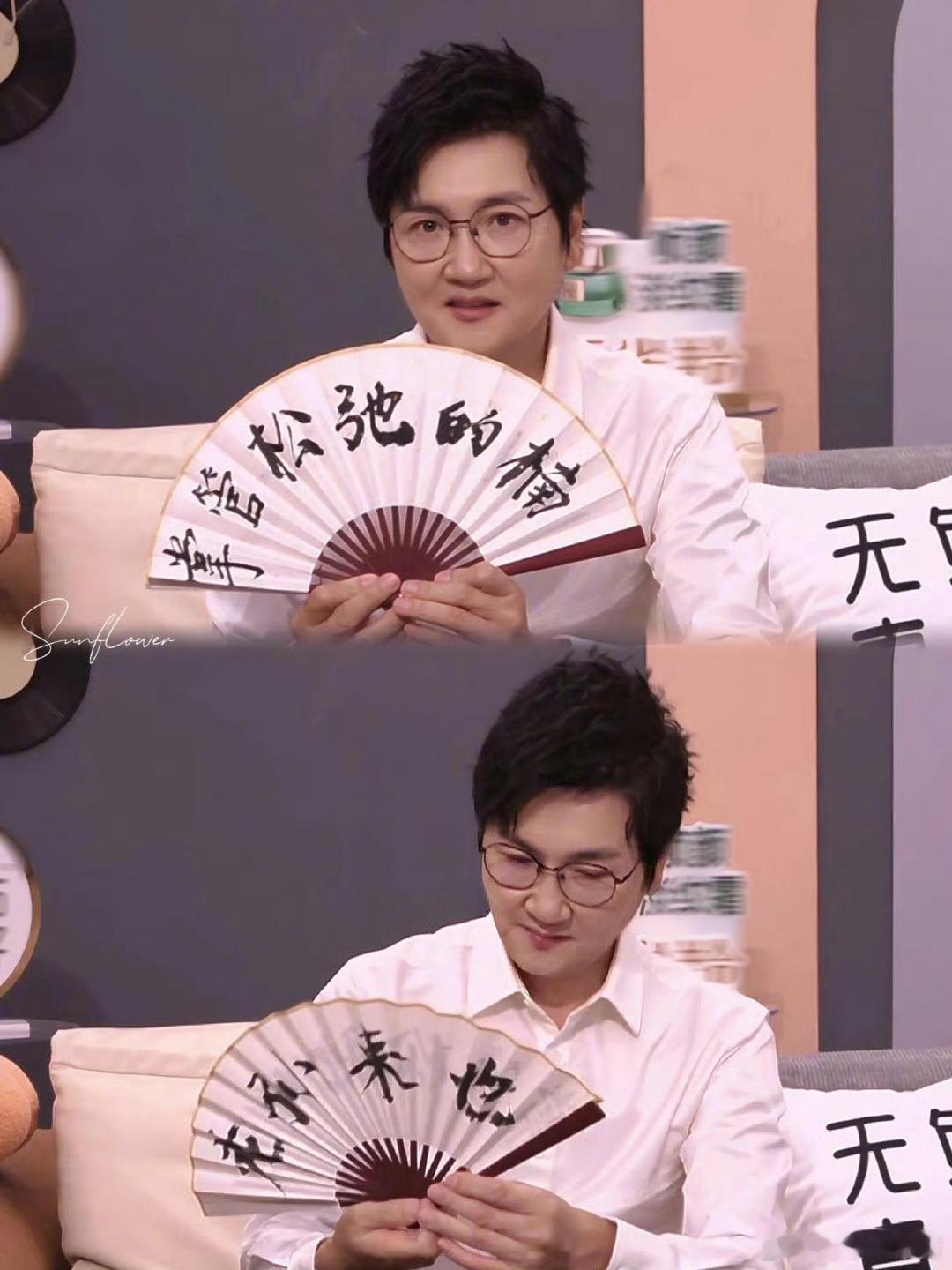 #孙楠 吉他一抱梦回男高# 孙楠在舞台上抱着吉他的样子太帅啦！那熟悉的歌声，一下