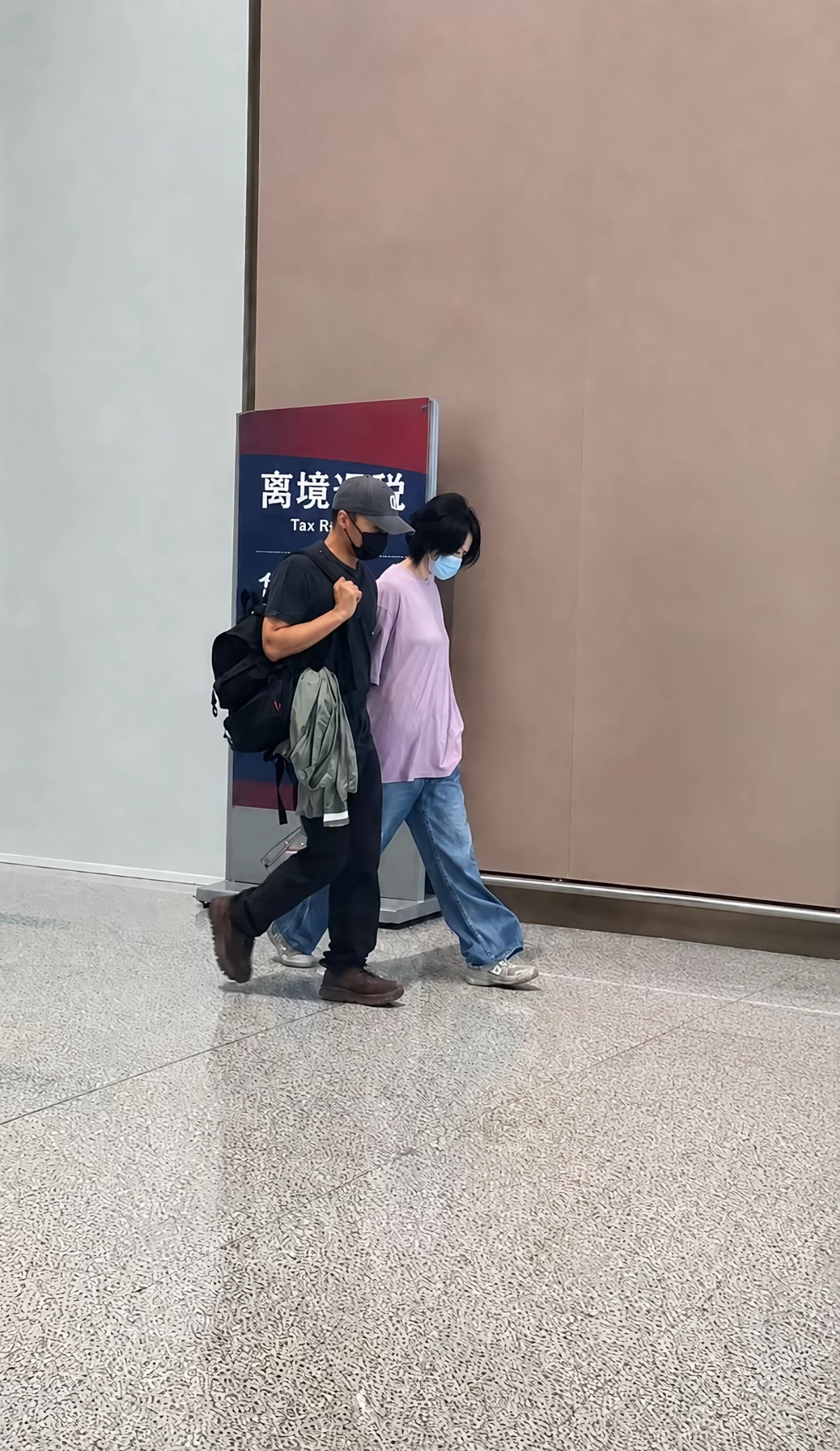 谢霆锋结束西安演唱会，与王菲手牵手低调现身西安机场，十指紧扣，甜蜜撒糖。 