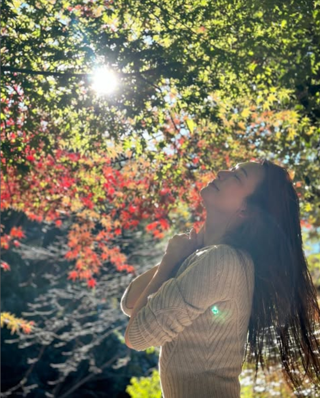 林志玲素颜侧颜照  志玲姐姐po美照：周末❤️给自己一个完全素颜的身心灵放松时光