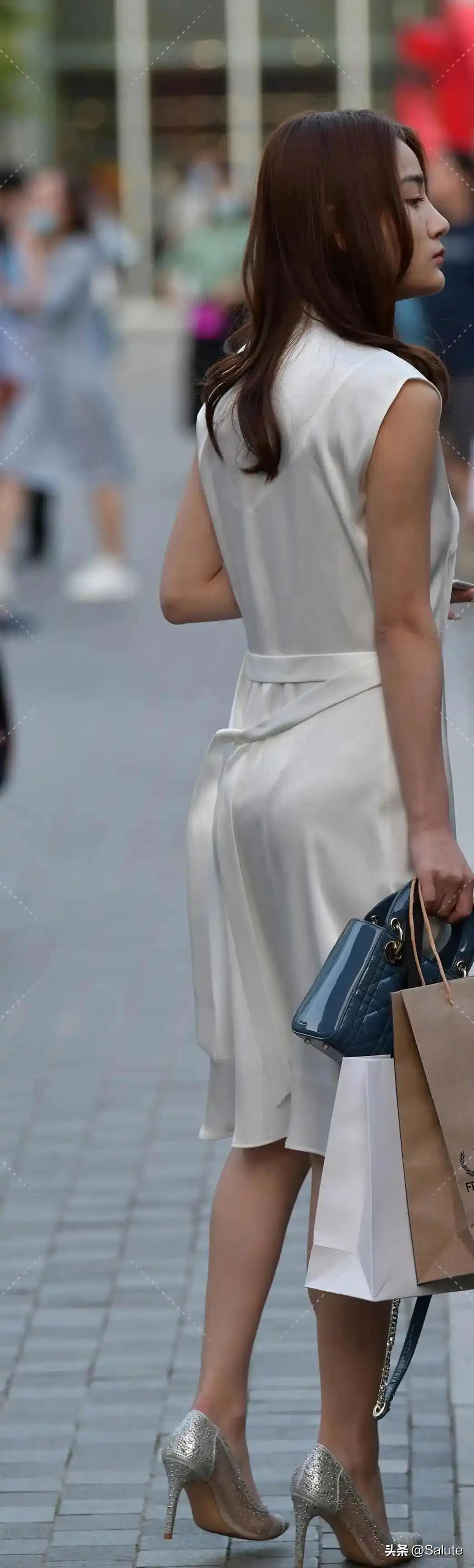 优雅白裙，时尚穿搭，自信步伐！