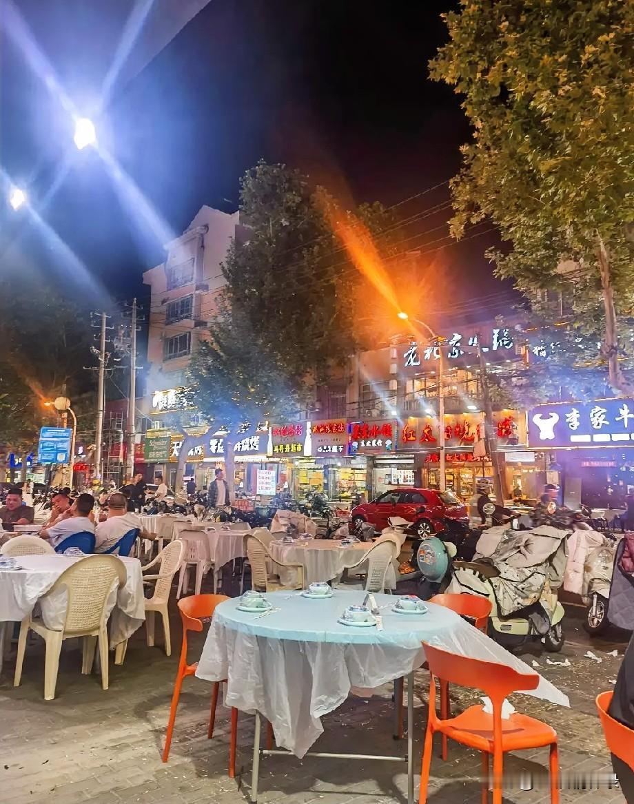说起老淮阴工农路，如今大家最先想到的是各色餐馆美食。可在我们这代人的心底，工农路