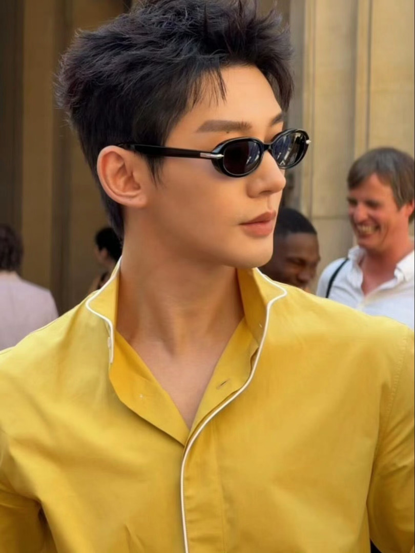 邓为巴黎时装周 ｜迪奥二零二七夏季男装秀▪′收集你散落的星光时，发现自己也渐渐变