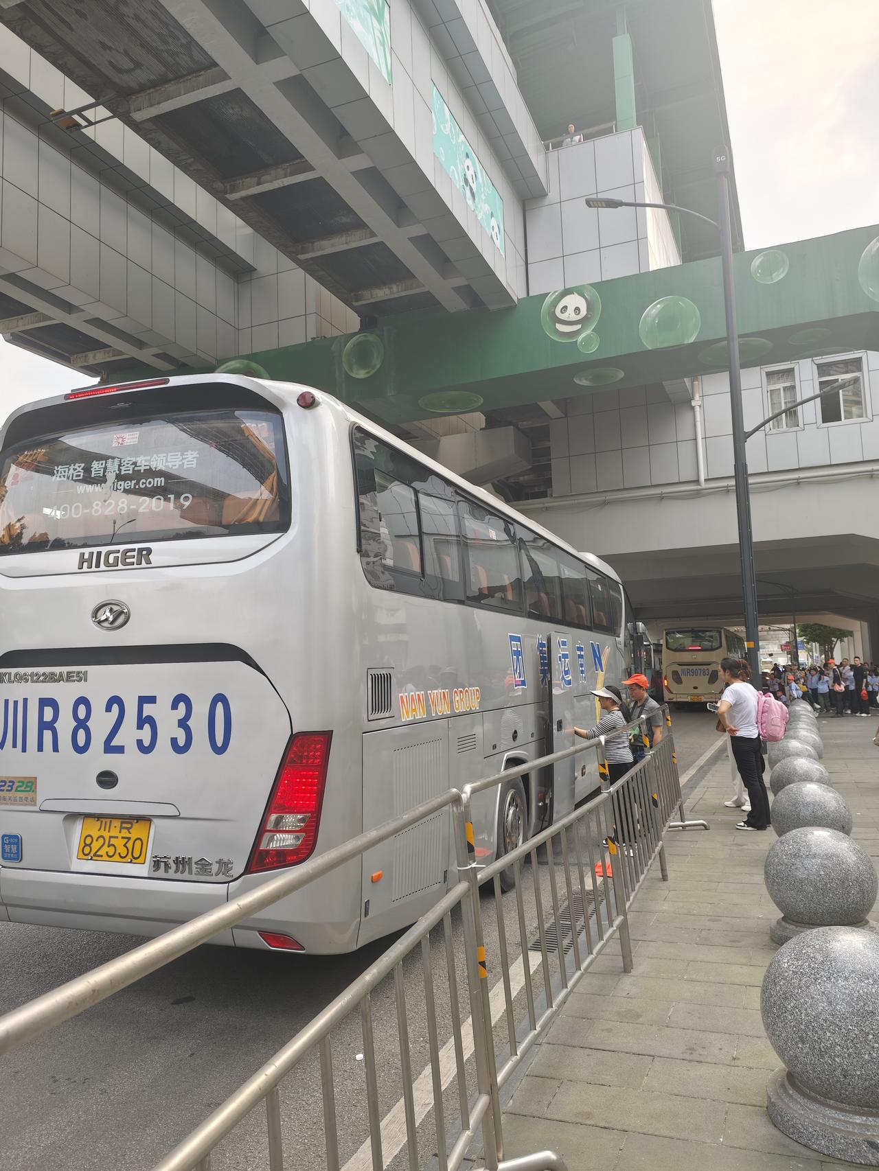 今天在重庆动物园门囗看见好多外地牌照的旅游大巴车，感觉重庆的旅游是真的火，光一个
