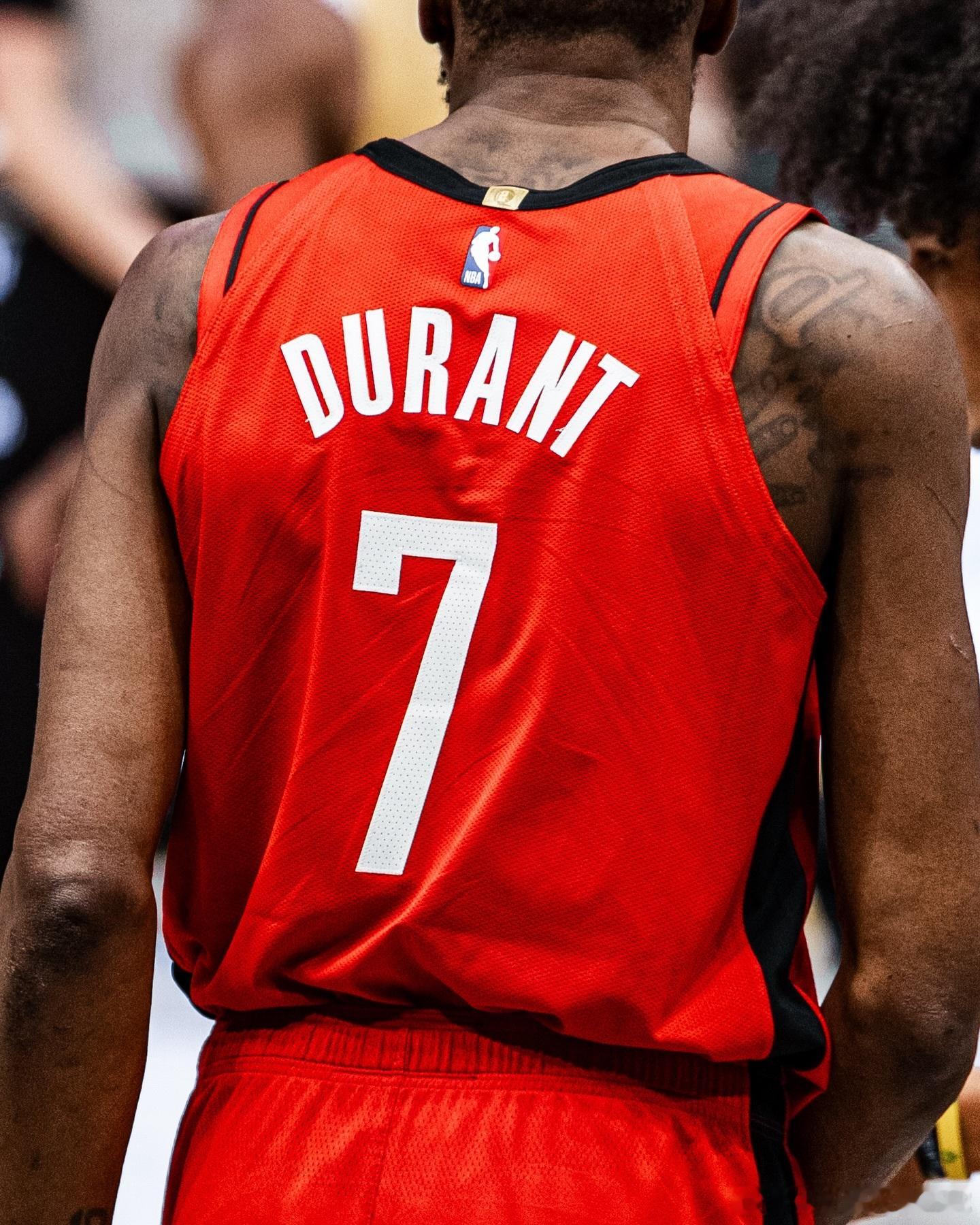 根据记者sam_amick报道，凯文·杜兰特因膝伤被确认缺席首场比赛后“非常沮丧