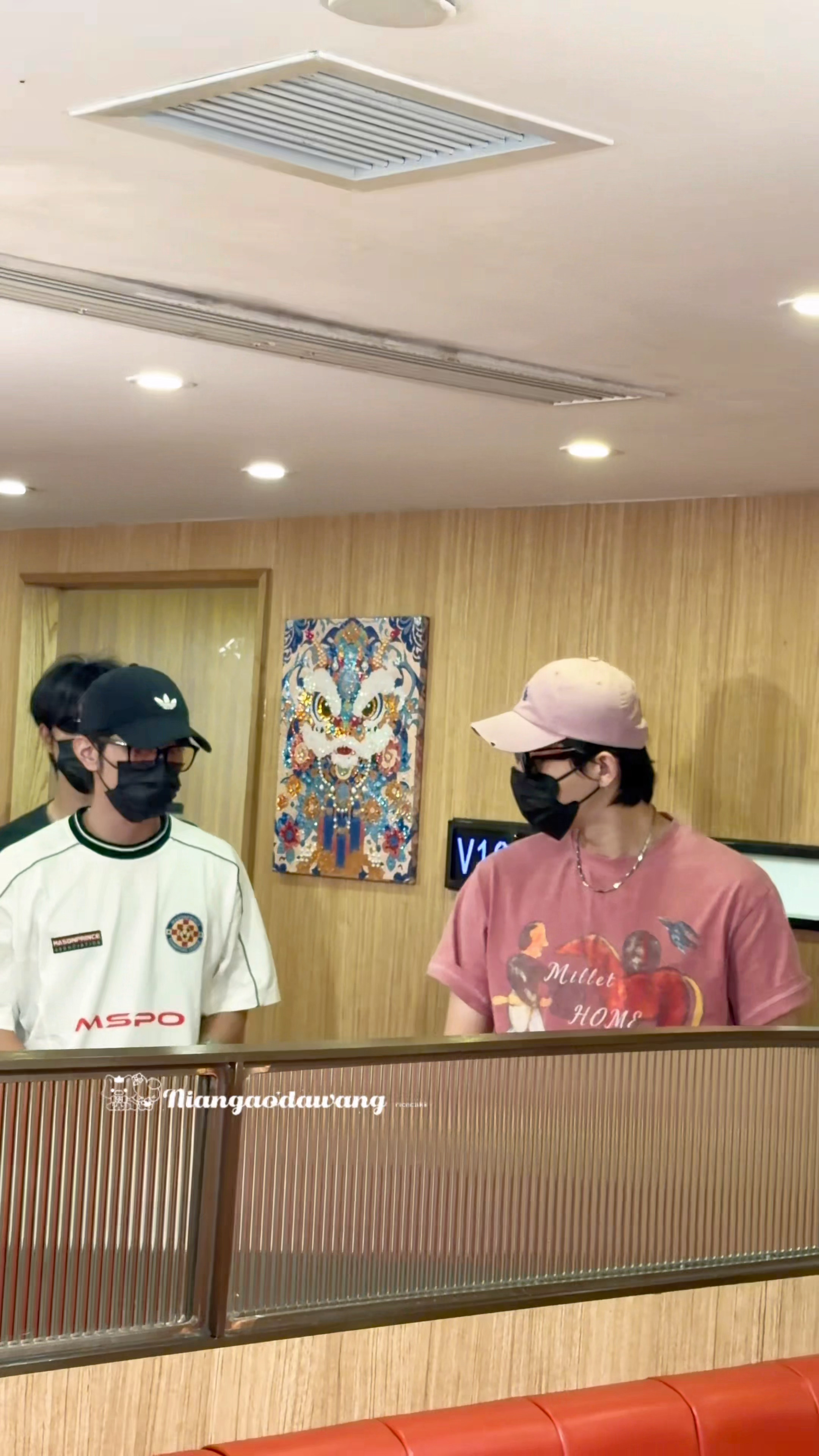 爸爸妈妈好甜蜜吧…妈妈跟着你呢爸爸！ 