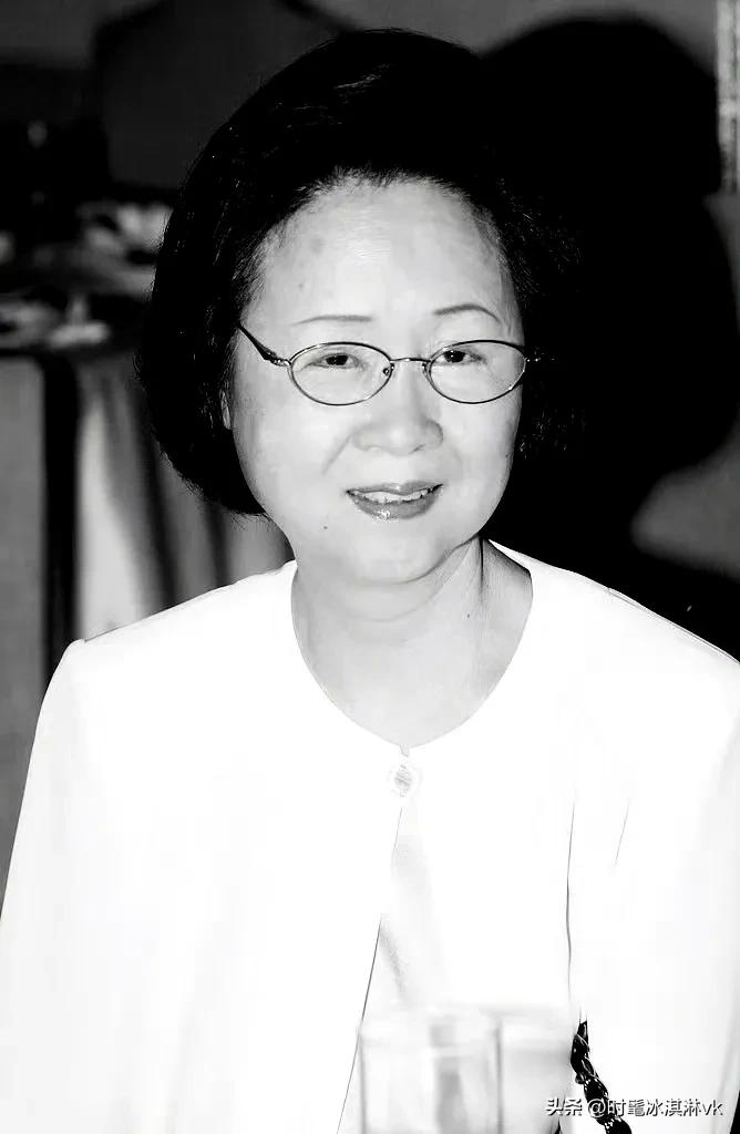 根据琼瑶阿姨63岁的儿子透露，母亲留遗书，交代秘书中午回家看[灵光一闪]

12