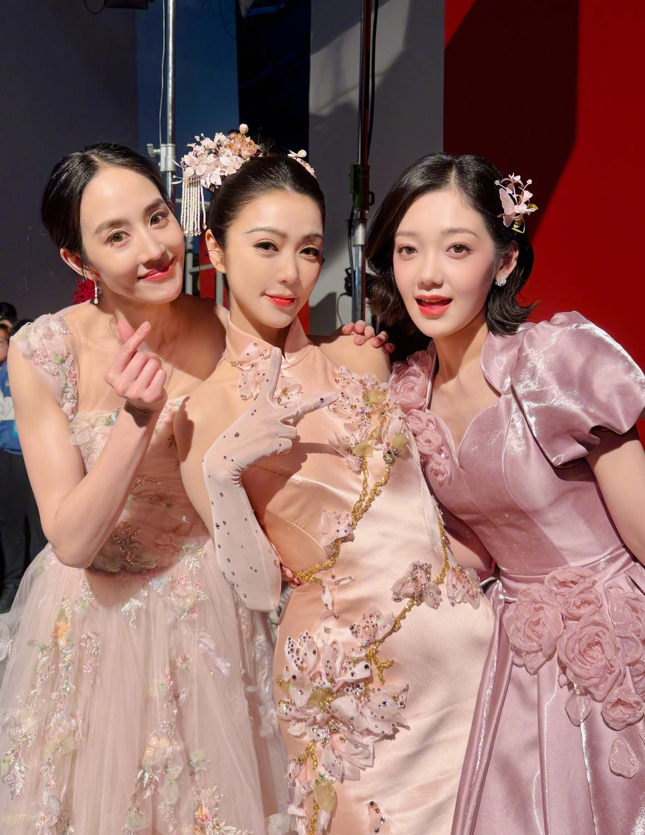 左边是张钧甯，1982年出生，身高168cm。
中间是薛凯琪，1981年出生，身