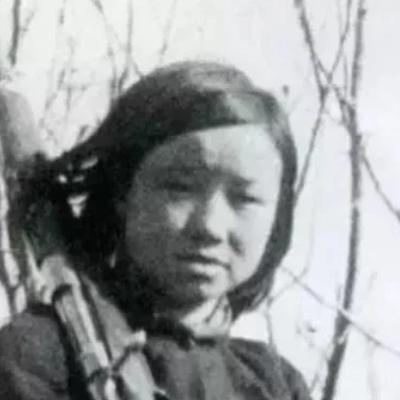 1944年，乡亲们将刘英杰从土里挖出来，被活埋的刘杰英早已没有呼吸，就在大家为她