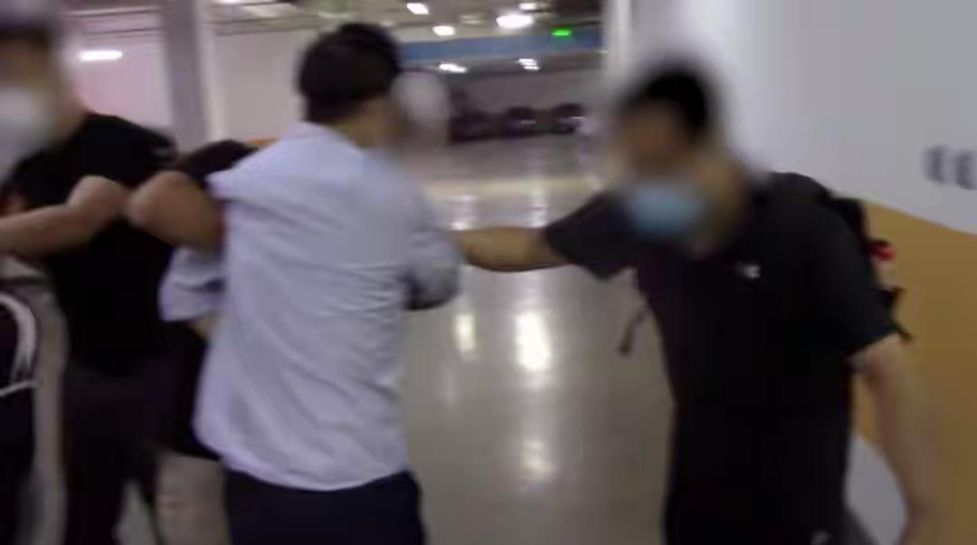 随时警惕外鬼上蹿下跳
擦亮眼睛紧盯内鬼捣蛋
抓住內鬼一经查实必须杀千刀，斩首示众