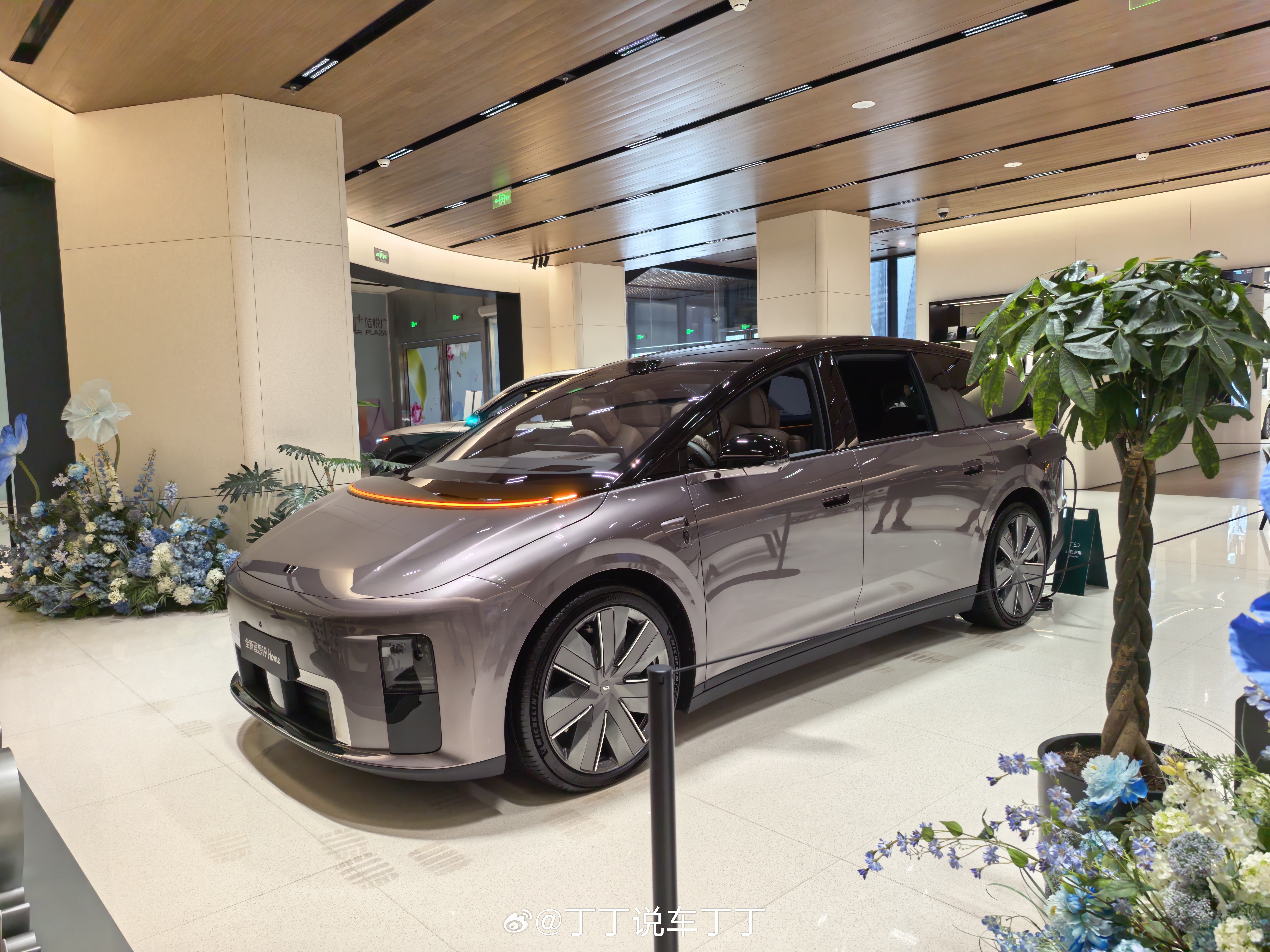 今天i9上市。前两天去店里看了看车，一句话概括，就是Mega Air；你要说是i