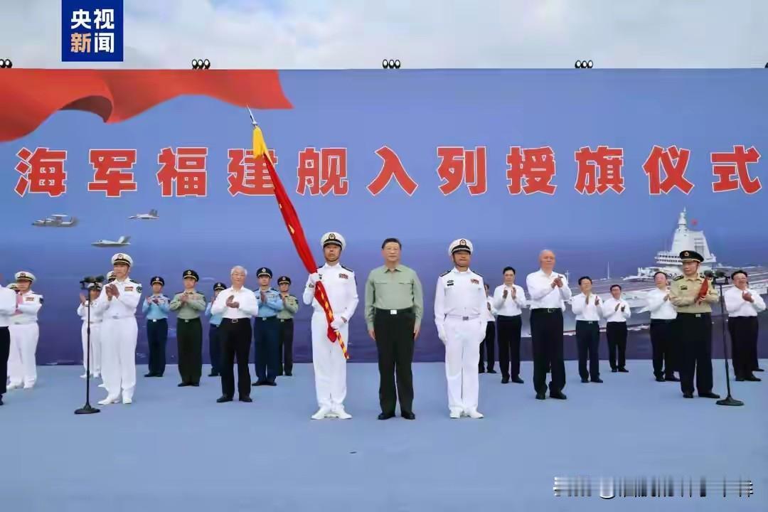 国之重器已入列，
护海卫疆铁长城。
雄姿国威福建舰，
强军兴邦写华章。
他已接到