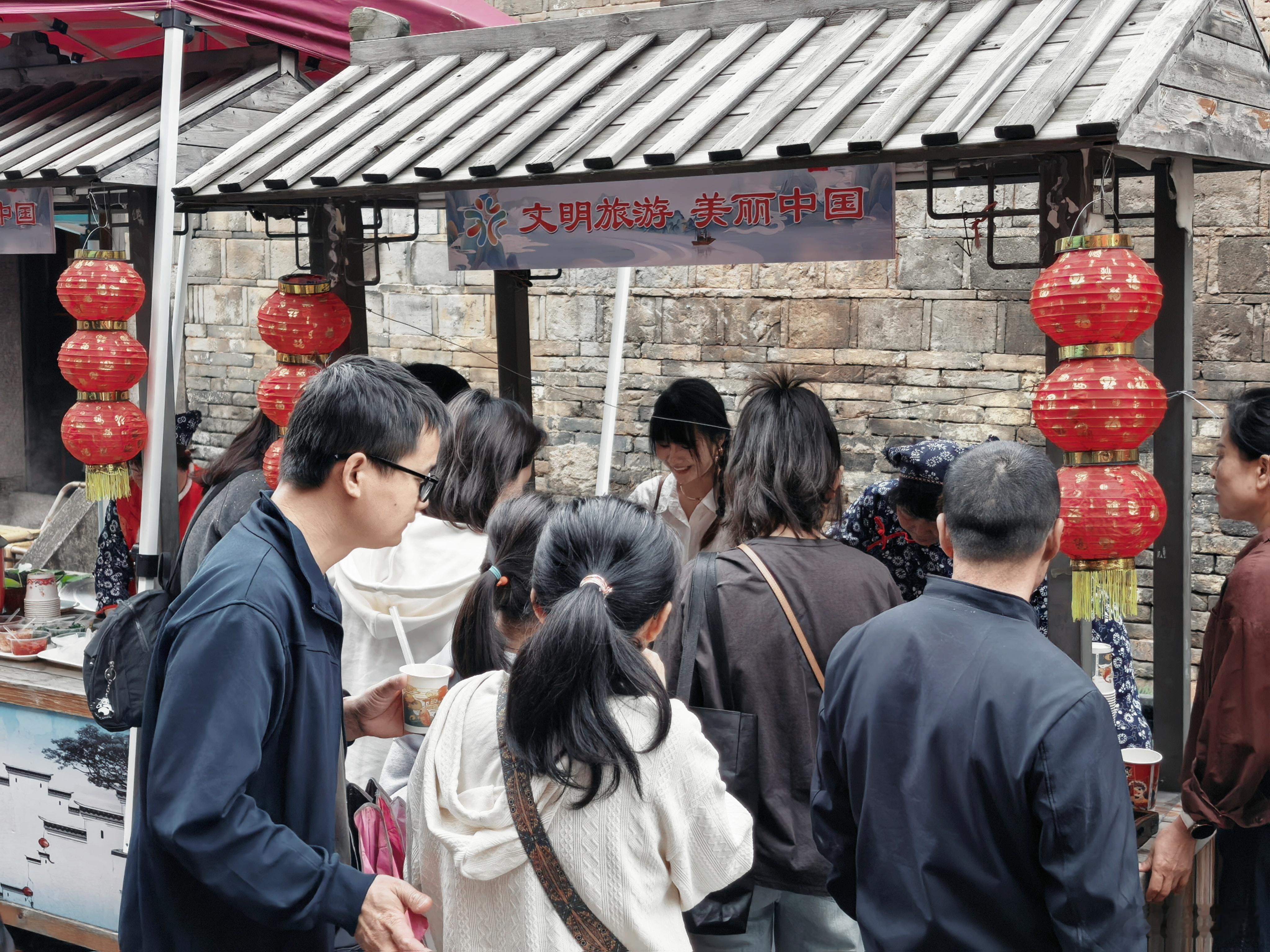 来泰宁喝擂茶吗？我亲自擂的两位姐姐一边唱山歌，我一边库库擂茶，吸引了不少游客 三