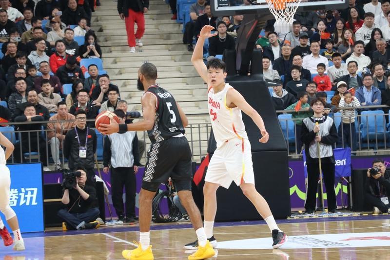 杨瀚森与库里互飙三分 2025年10月15日NBA季前赛，开拓者和勇士这一战太有