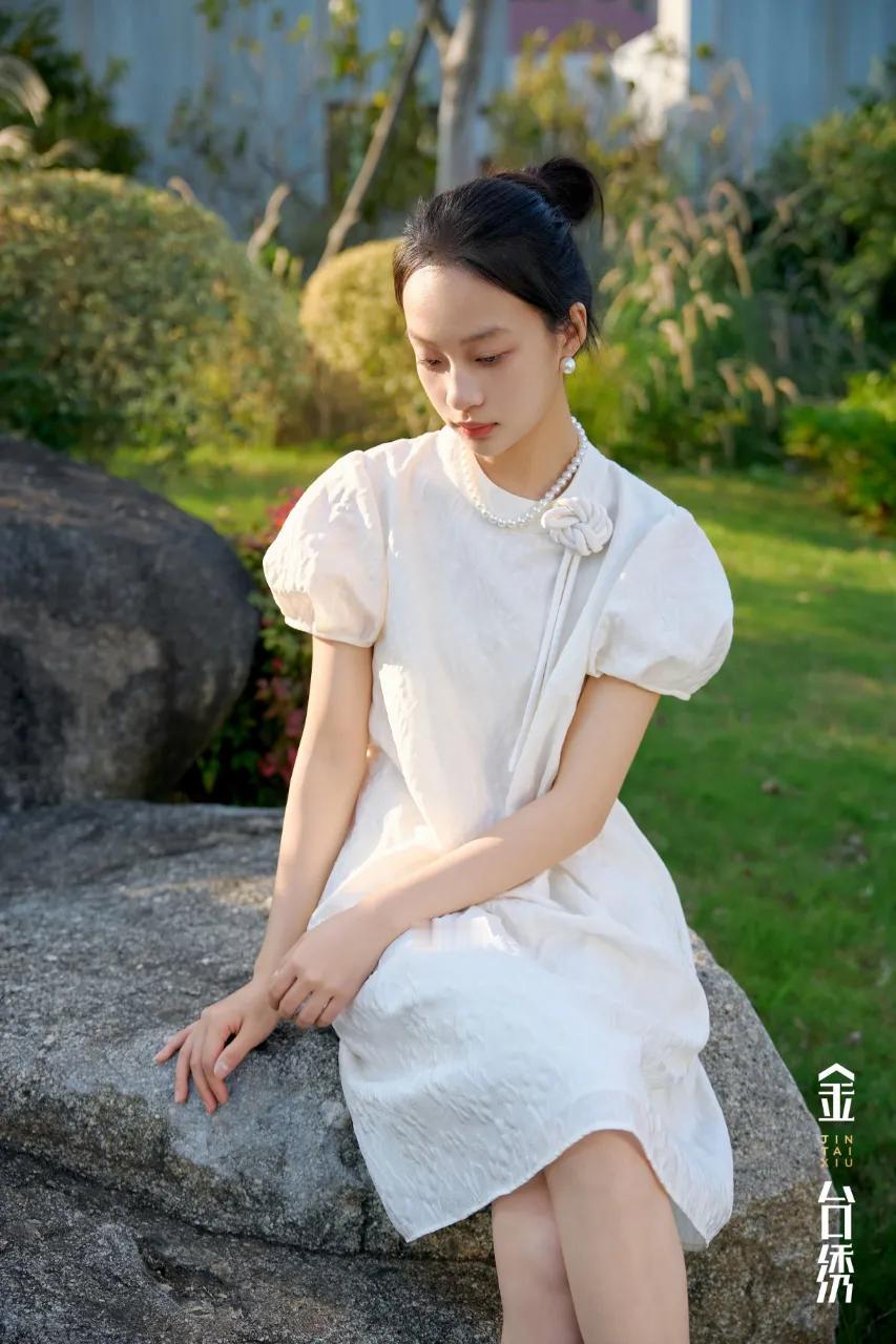 初夏来信
婉约雅韵，定格隽永
惬意随风，轻盈赴约