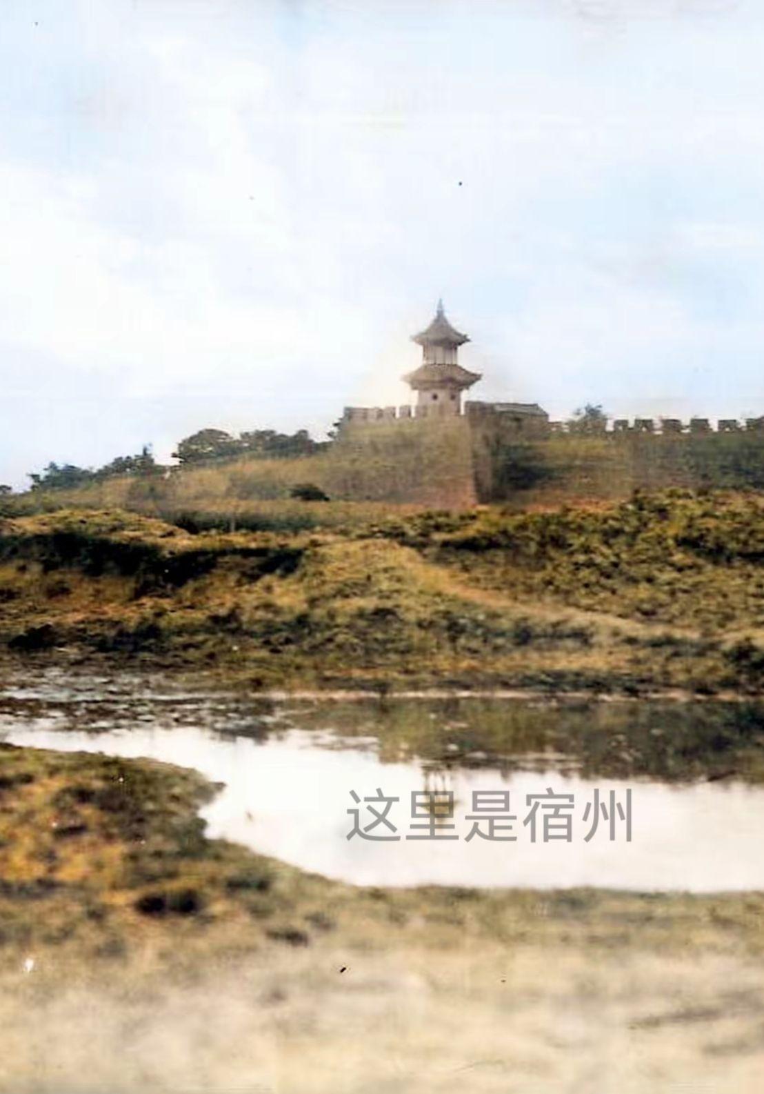 这是宿州城墙上的魁星楼，为六角形木柱砖结构，三层飞檐翘角琉璃瓦屋面，葫芦形顶尖，