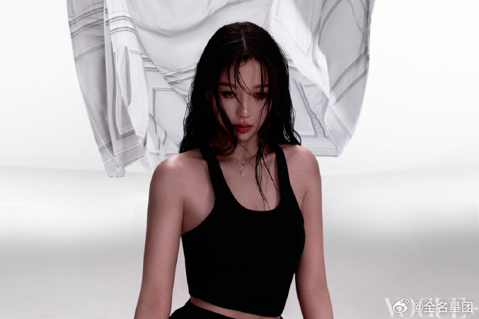 #虞书欣吸血鬼眼瞳##虞书欣美女吸血鬼既视感# 身着湿发造型的虞书欣，吸血鬼眼瞳