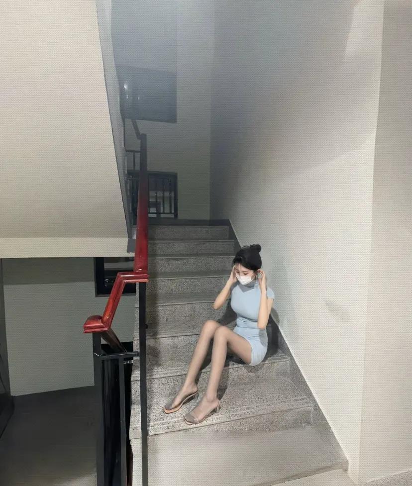 下班回来，楼道里坐着对面女邻居，我们四目相对不知所措！该让她去我家吗？等下班的女