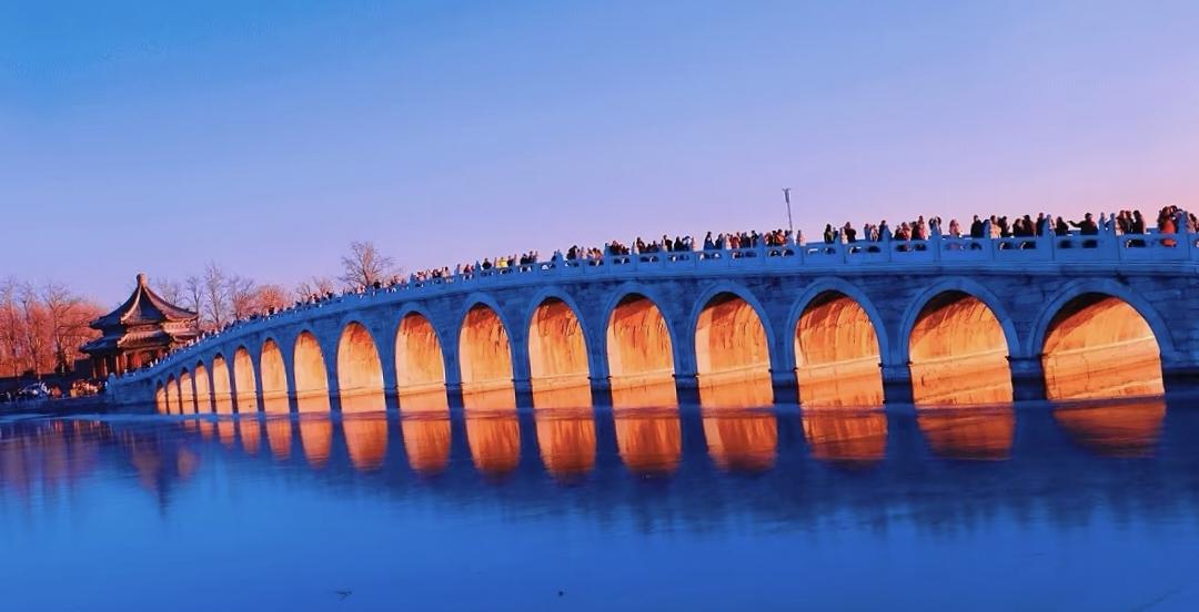北京人太惨了，有点什么稀罕东西，成千上万人打破头去看。这不，颐和园十七孔桥一个金