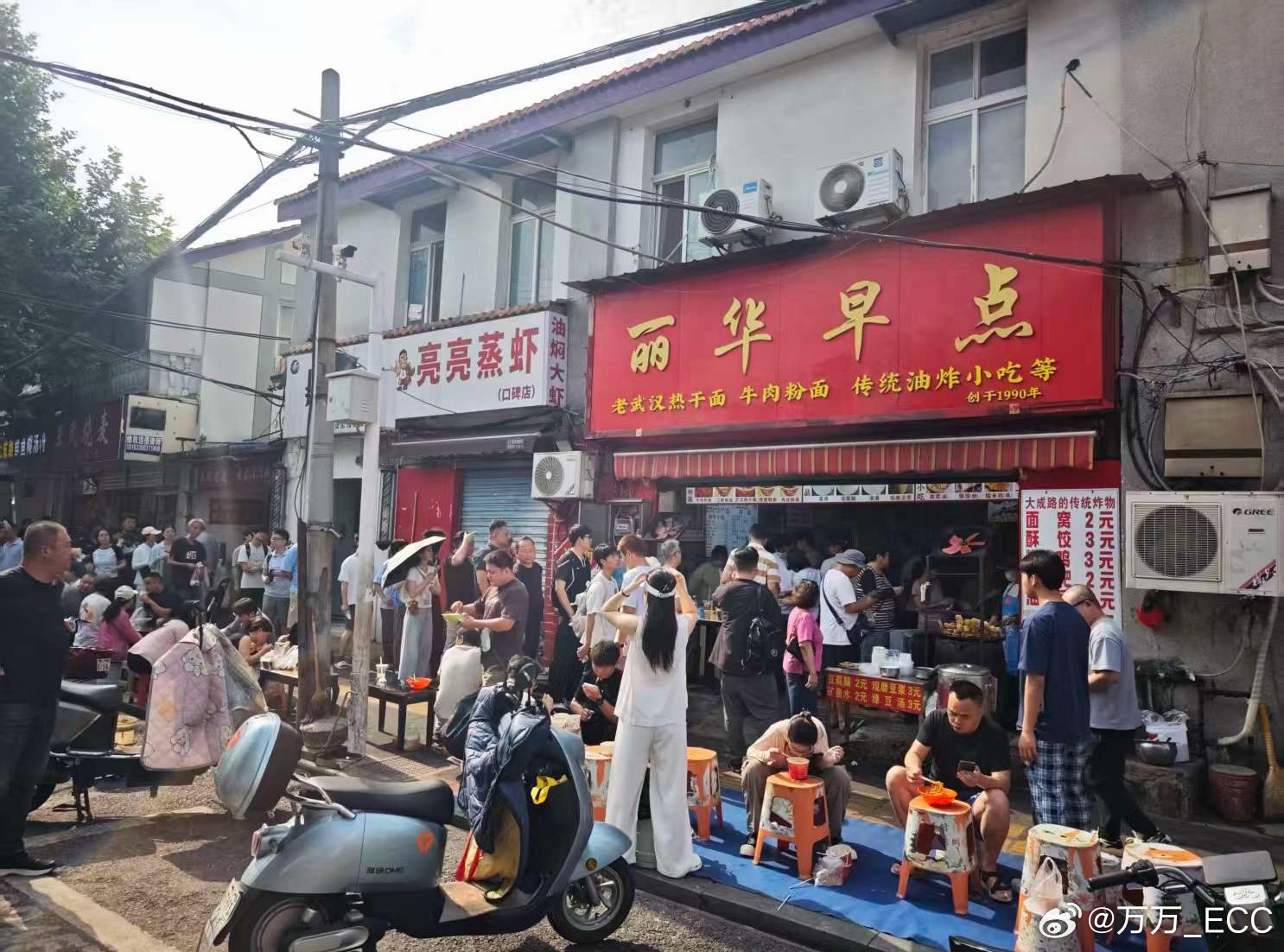 雷总在武汉吃的早餐店，今天已经大排长龙了