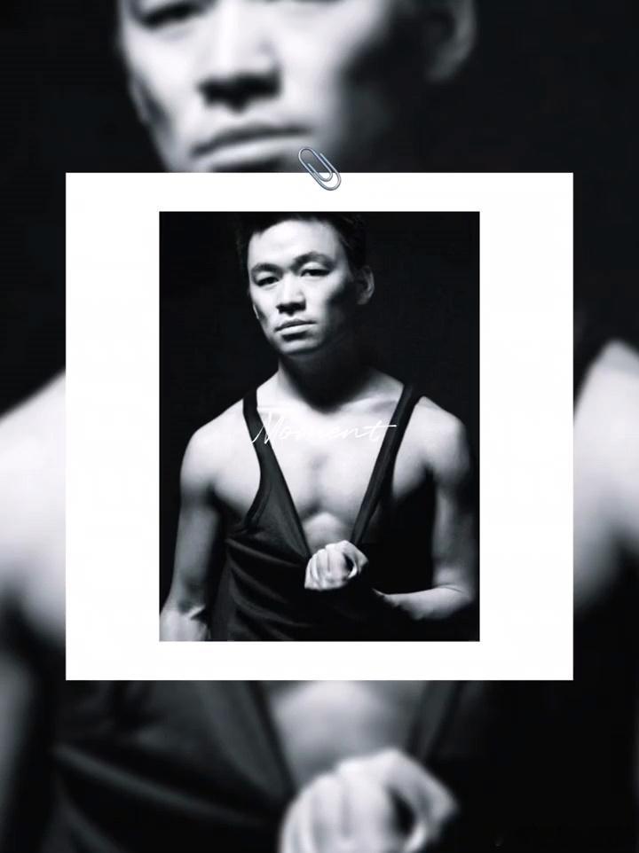 王宝强 像老实人豁出去了这是王宝强啥时候拍的型男写真啊，用手下拉背心大秀胸肌和手