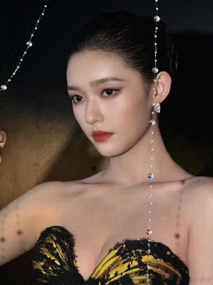 #林允蕾丝明黄公主裙##林允富贵千金风# 林允穿上这蕾丝明黄公主裙，整个人散发着