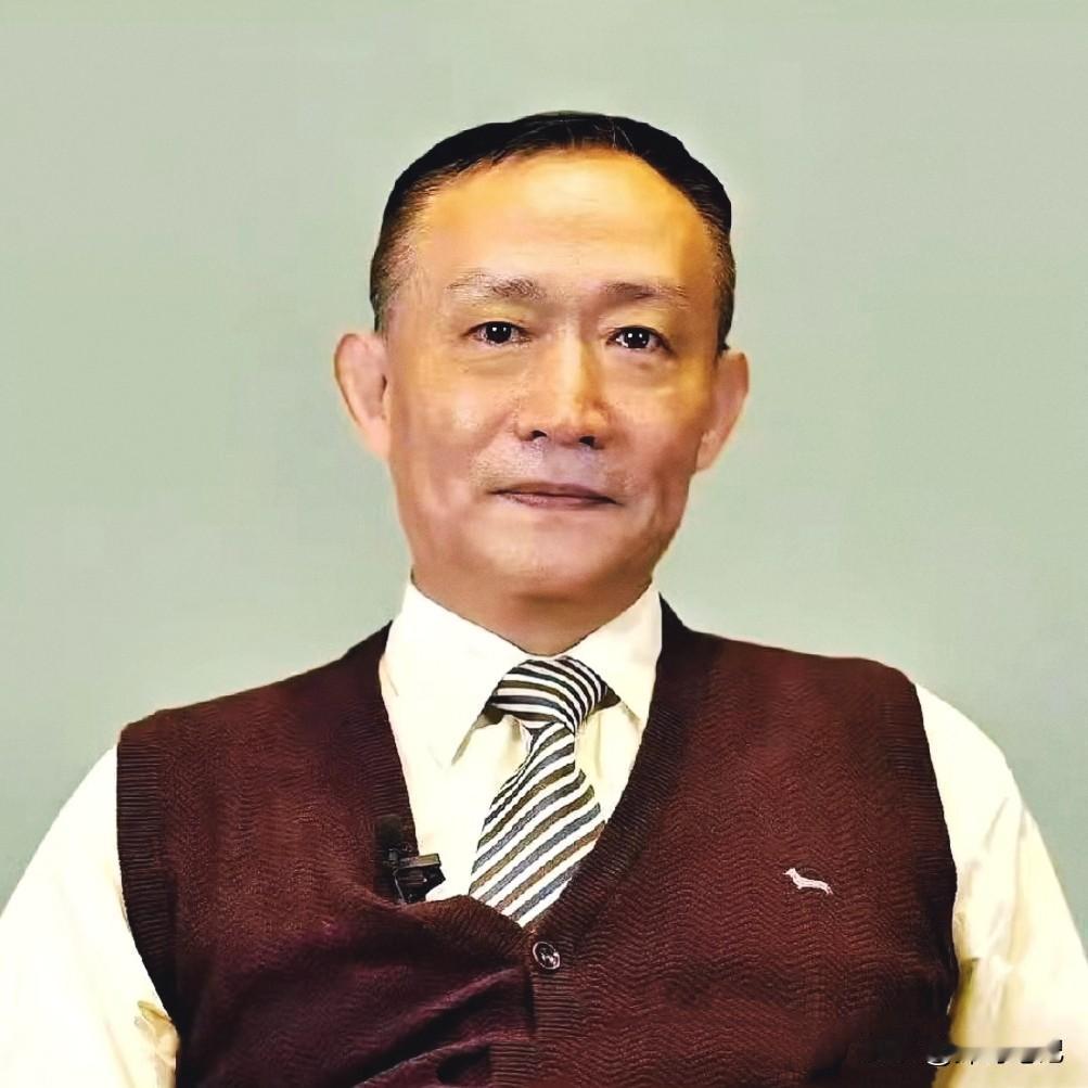 最近卢麒元算捅破了那一层窗户纸。当政策建议与普通人感受差距太大时，我们难免会想：