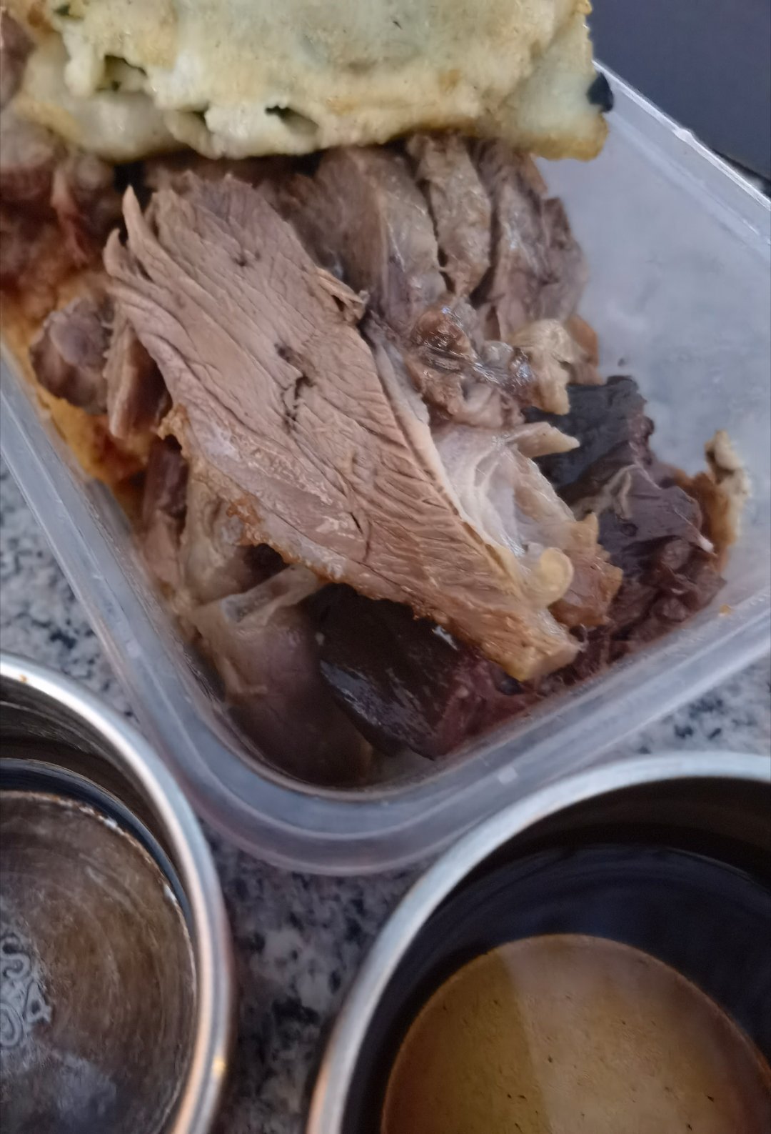 *在路上*青龙古庙边，啃卤鹅卤豆腐鹅血～一点点甜，吃炸韭菜粿～粿的外皮是地瓜粉做