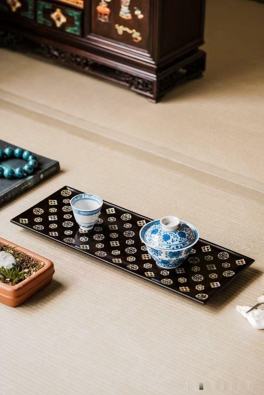 茶席之上，总有一些器物，不喧哗，却让人一眼记住。

紫光檀沉稳如夜，螺钿宝相花点