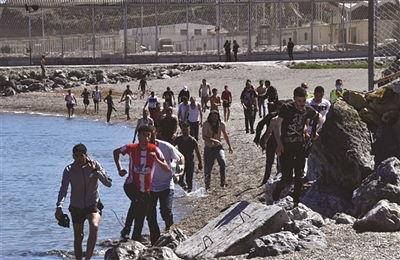 5万人冲进西班牙飞地，不到两天4.8万人又回头：到了才发现走不了。

5万多人从