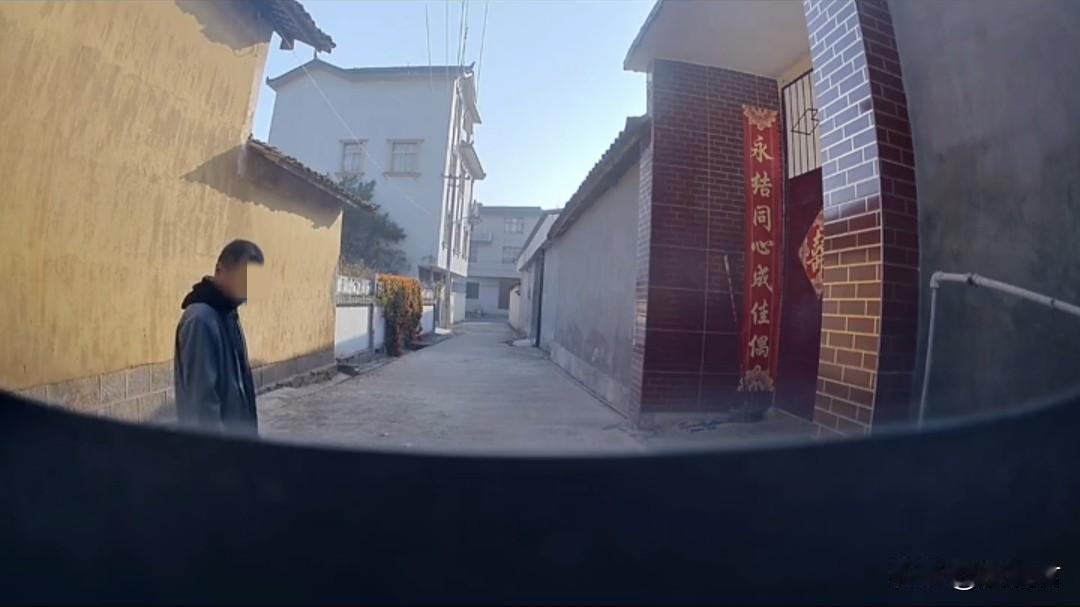 回家过年，车停在老家院门口才三天，车门上赫然多了一道刺目的长划痕，从车头斜拉到车