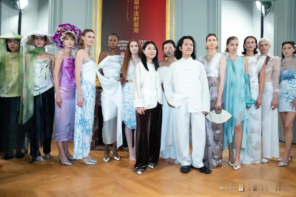 
簪花服饰、惠安女服饰亮相巴黎中法时装周，环球小姐阿碧嘉伊·洛佩兹-科鲁兹一并亮