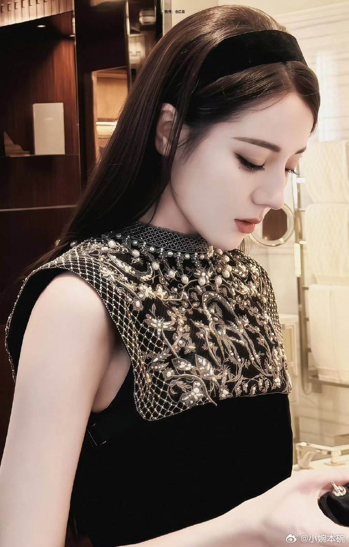 #迪丽热巴看秀look#闪耀「巴」黎💎#金鹤龙 迪丽热巴妆造# ​​​