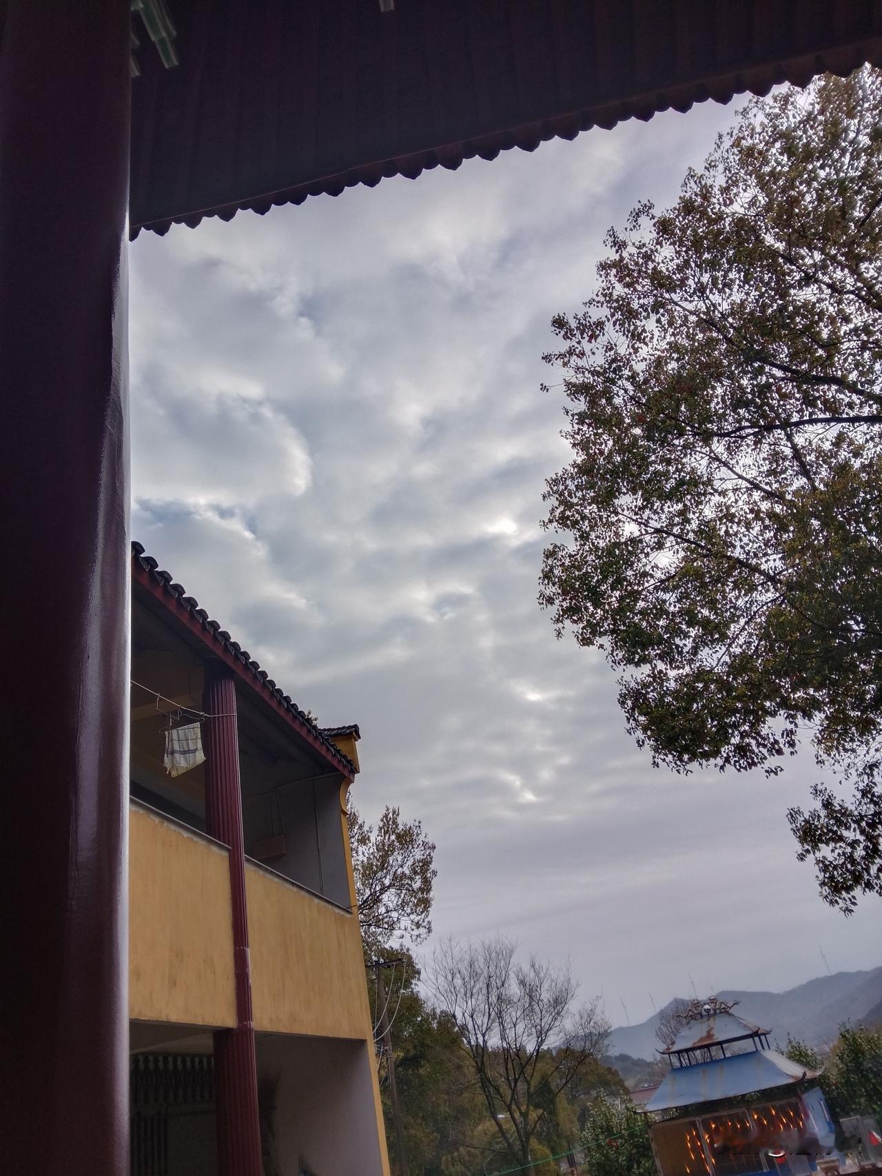 这里没有讽刺医院的意思，医院虽不是正规的体制内，但有编制，一个萝卜一个坑。国内的