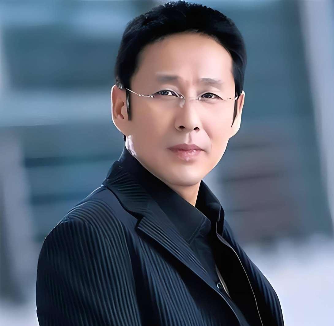 演员陈道明的个人生活以低调、自律和深情著称。他与妻子杜宪自1982年结婚以来，已