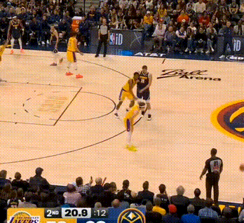 太轻松！约基奇“单吃”里夫斯

这就是雷迪克无限换防的结果，里夫斯本身防守就弱，