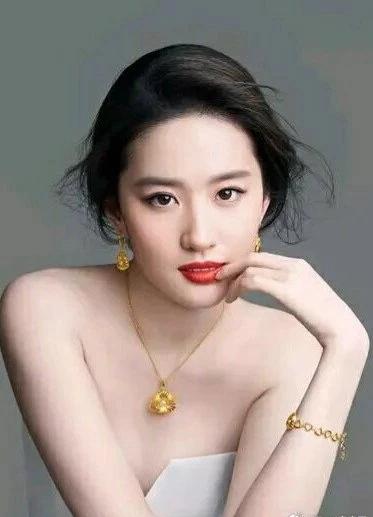 昨天赵丽颖拿了飞天奖大奖之后，“85花女星排名大变”这事儿就上了热搜。好多网友在