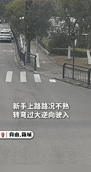 这可不是路不熟，是车不熟。
后车司机太聪明了，早早的就刹车停车了，看前车如何开。