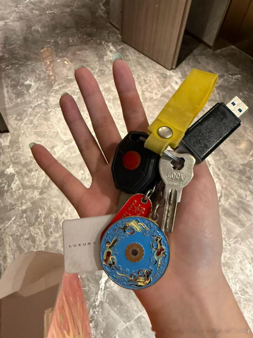 已经神志不清了，把车钥匙放到冰箱箱里冻了一晚上