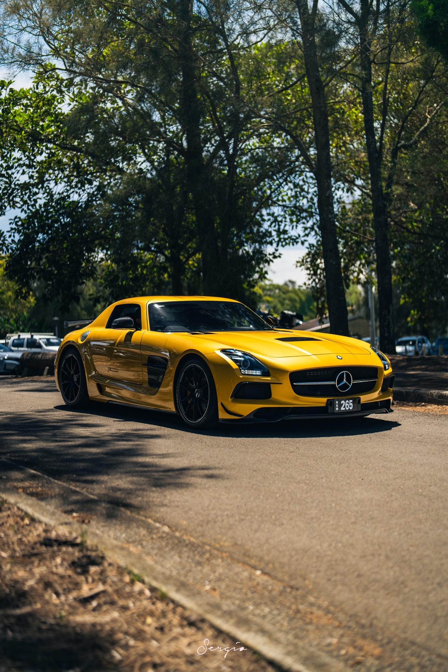 金色的SLS Black Series.SLS作为现代超跑里设计最为经...