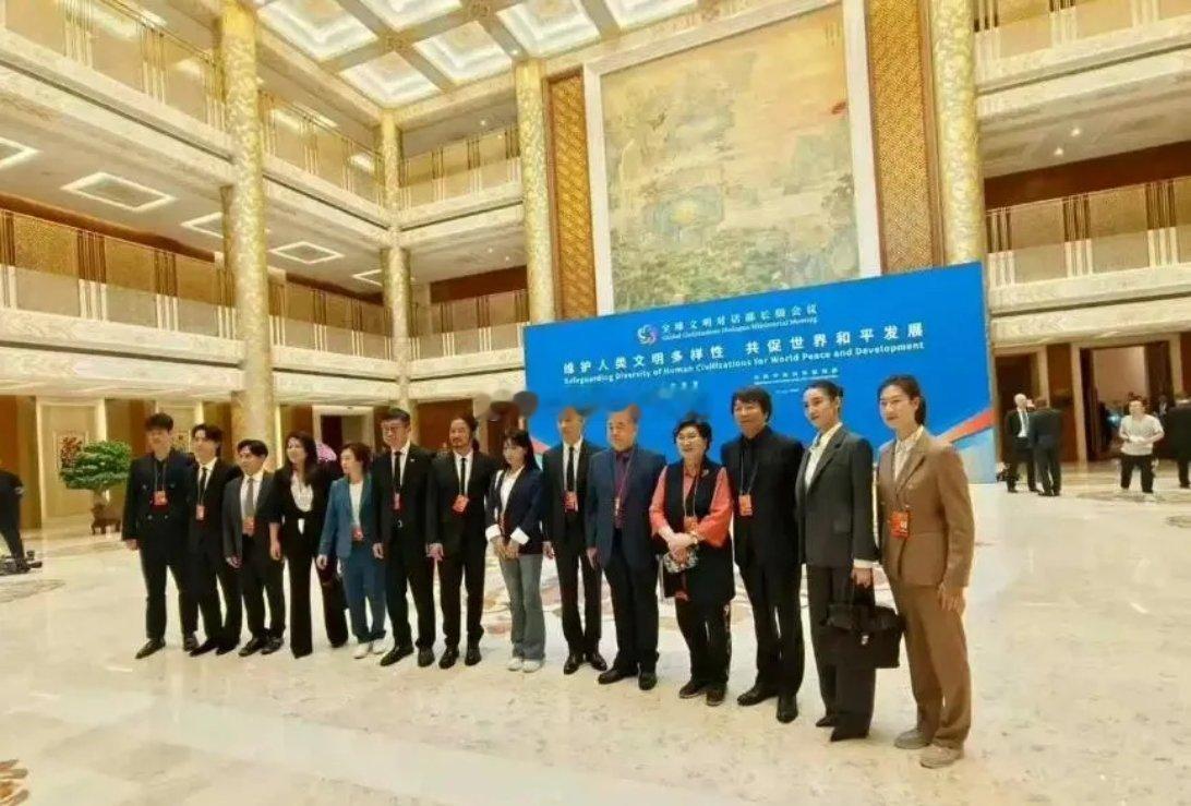 李子柒一定是网红中最成功的那一个，可以站在莫言、张译、和吴京一样是C位！ ​​​