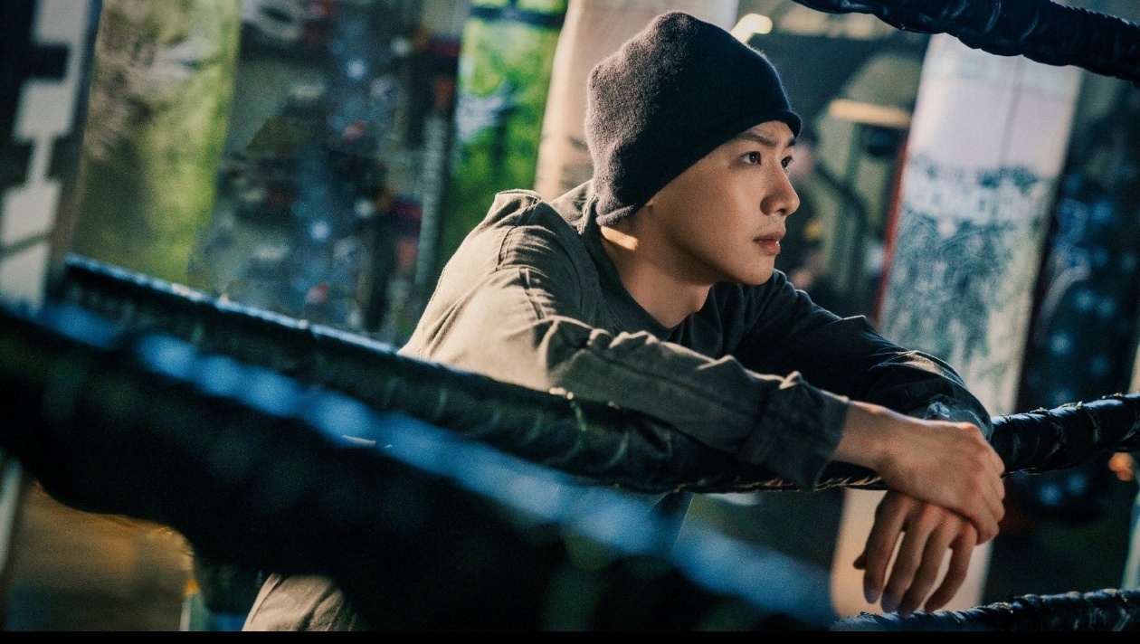 白敬亭32岁庆生照这两天在看小白的不眠日，有点搞笑，也有点好玩，演技依旧在线。很